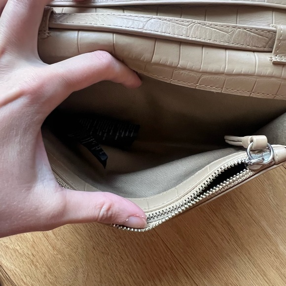 Elegant Tan Crocodile-Embossed Women's Bag - Picture 3 of 4